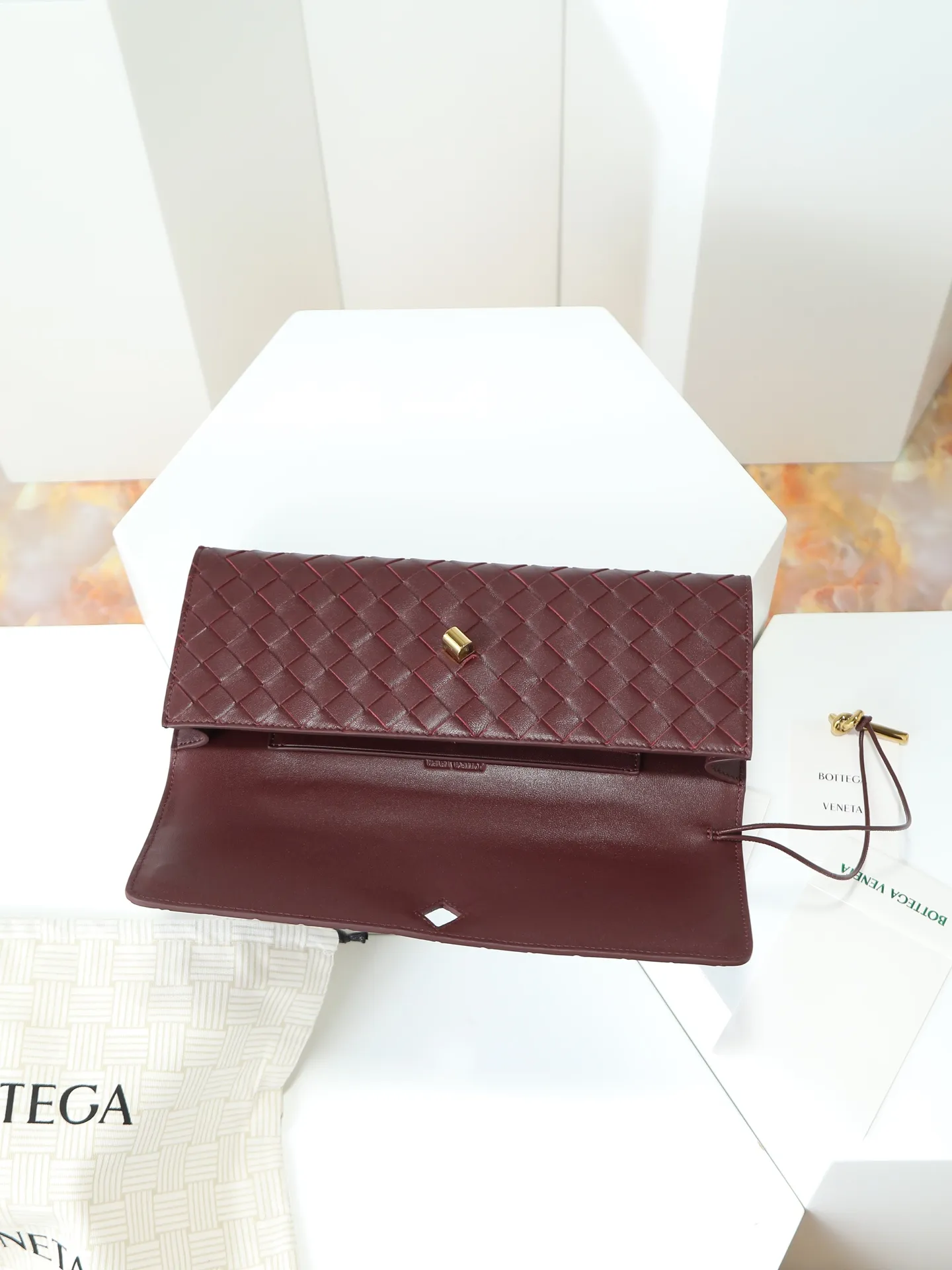 Batch 1540. The BV Andiamo evening handbag has been heavily cultivated again~ The designer aesthetics of the era of economic downturn are back. You fall in love with it at first sight and can't put it down. It's so beautiful. It's full of aura. The shape and texture are very competitive. It's lightweight and has sufficient capacity. It's a must-have for fashionistas. It's suitable for many occasions, minimalist, high-end and light luxury. Style number: 741511 Size: 31*13*3cm